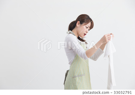 Woman in white apron · White back 33032791