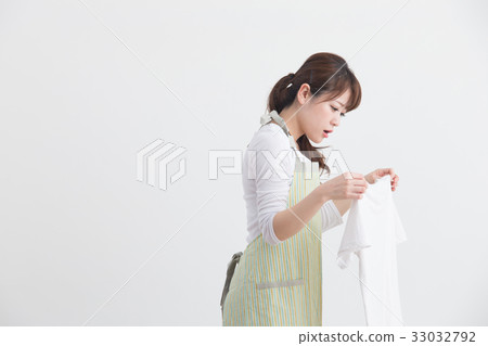 Woman in white apron · White back 33032792