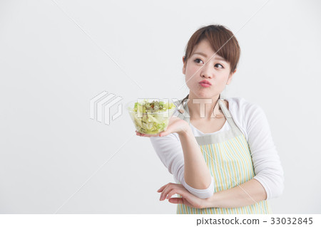 白色圍裙的婦女·白色後面 白色圍裙的婦女·白色後面 33032845