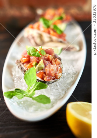 Delicious red fish in the shells of shellfish Delicious red fish in the shells of shellfish 33032976