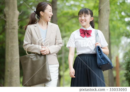 Working mother and junior high school student Working mother and junior high school student 33033093