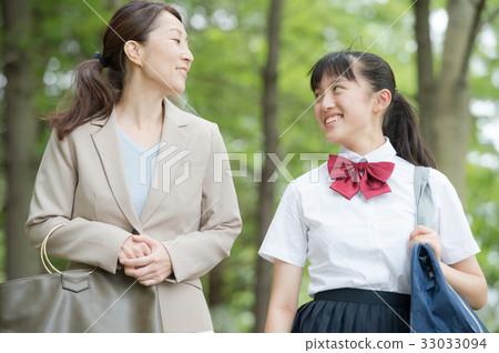 Working mother and junior high school student Working mother and junior high school student 33033094