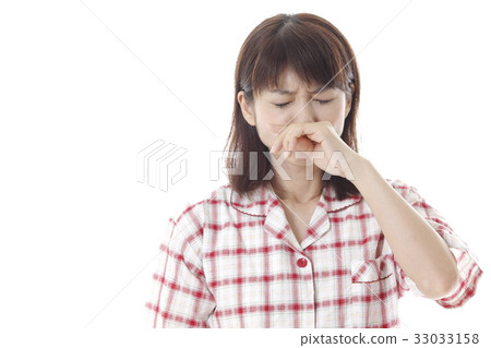 A woman with a cold 33033158