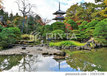 Japanese garden of autumn leaves Japanese garden of autumn leaves 33033196