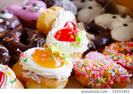 Various Donut, Chocolate frosted and fruit jams Various Donut, Chocolate frosted and fruit jams 33033401