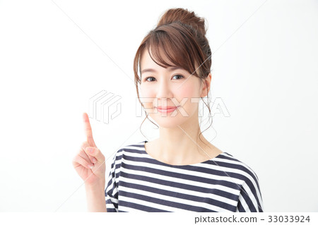 A young woman (pointing) A young woman (pointing) 33033924
