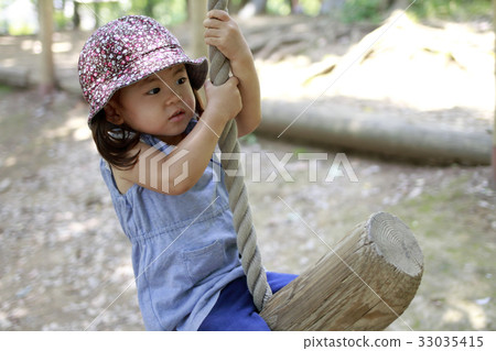 Toddler playing with tarzan rope (2 years old child) 33035415
