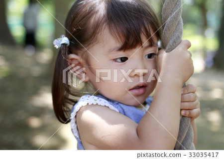 Toddler playing with tarzan rope (2 years old child) 33035417
