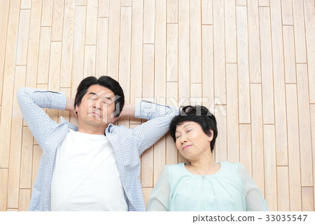 Middle couple 33035547