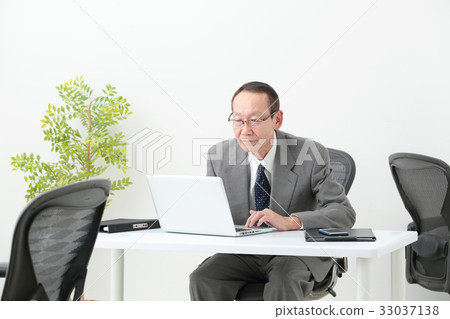 Senior businessman office 33037138