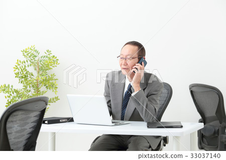 Senior businessman office 33037140