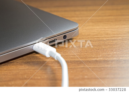 USB type-C port and Cable's White of laptop USB type-C port and Cable's White of laptop 33037228