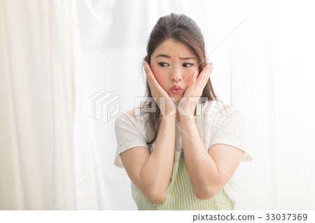 一個圍裙的女人 33037369