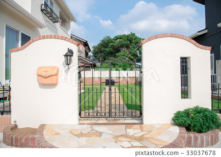 House gate: property release acquired 33037678