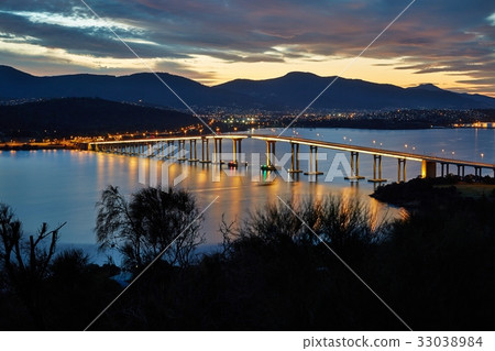 Tasman Bridge at night 33038984