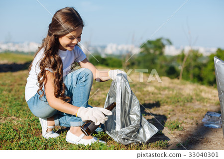Charming girl holding a package for litter Charming girl holding a package for litter 33040301