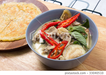 Beef green curry served with roti 33040510