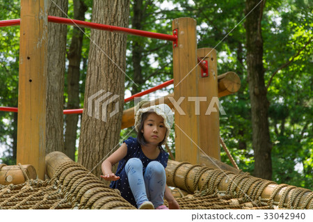 A girl playing athletic 33042940