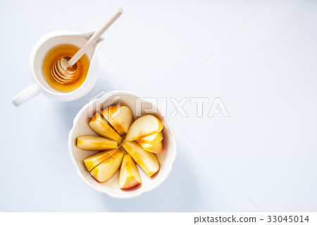 Apples, pomegranate and honey for Rosh Hashanah 33045014