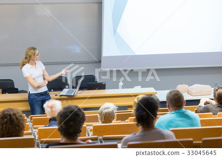 Instructor teaching first aid cardiopulmonary Instructor teaching first aid cardiopulmonary 33045645