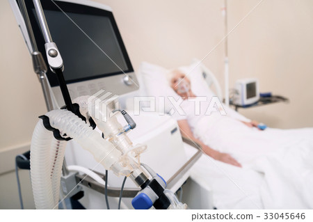 Unstable elderly lady berthing thanks to medical Unstable elderly lady berthing thanks to medical 33045646