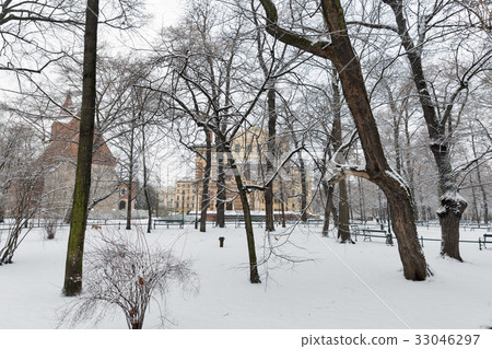 Snow in the park. Krakow. Poland 33046297