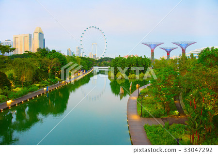 Singapore park at twilight 33047292