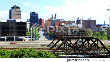Aerial view of traffic in Rochester, New York 33047820