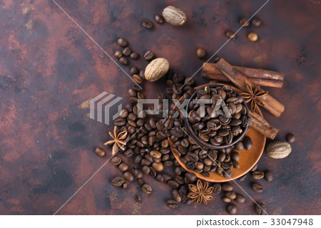 coffe beens with spices 33047948