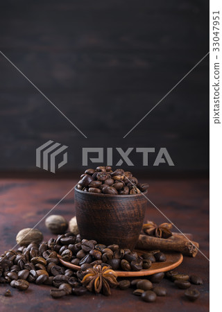 coffe beens with spices 33047951