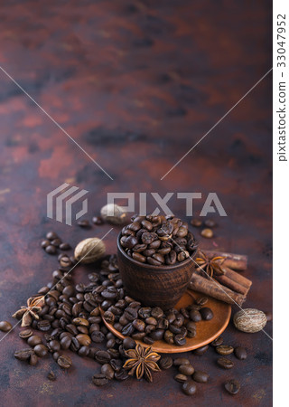 coffe beens with spices 33047952