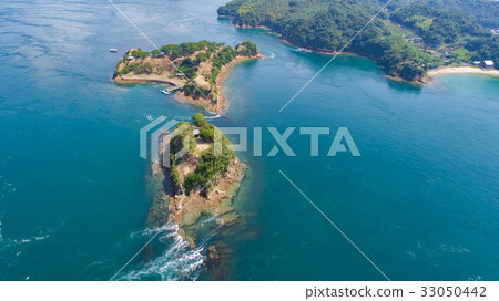 從空中俯瞰能島(愛媛郡今治市/島波海道)。 從空中俯瞰能島(愛媛郡今治市/島波海道)。 33050442