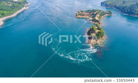 能島全景(愛媛郡今治市/島波海道)。 能島全景(愛媛郡今治市/島波海道)。 33050443