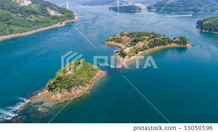 能島全景(愛媛郡今治市/島波海道)。 能島全景(愛媛郡今治市/島波海道)。 33050596