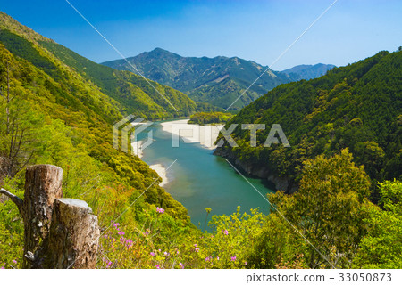 View of the valley 33050873