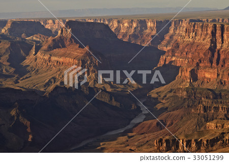 從沙漠視圖的科羅拉多河日落風景視圖北部 33051299