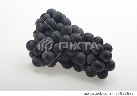Bunch of grapes Bunch of grapes 33051682