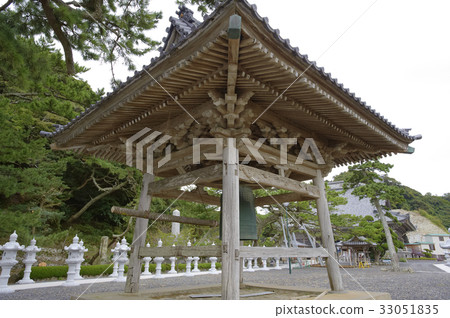 Courtyard with the bell tower of the birth temple and stone lanterns 33051835