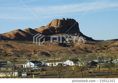 Landscape of Navajo town Kayenta 33052101