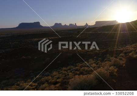 早晨的太陽的荒野和紀念碑的surlet 早晨的太陽的荒野和紀念碑的surlet 33052208