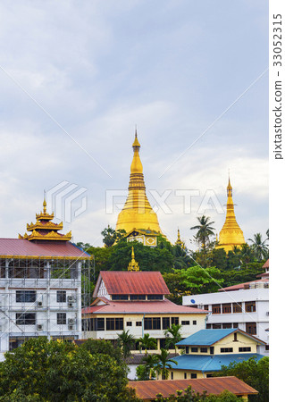 Shwedagon Pagoda of Myanmar 33052315