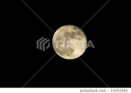 第十六夜的月亮漂浮在東京的夜空中 第十六夜的月亮漂浮在東京的夜空中 33052892