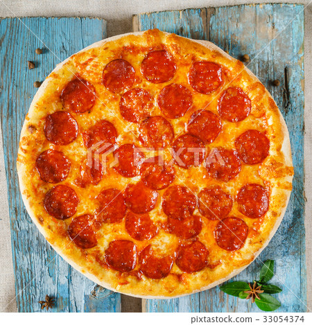 salami pizza salami pizza 33054374