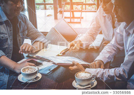 businessmen discussing and briefing of business 33056986