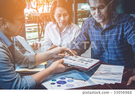 businessmen discussing and briefing of business 33056988