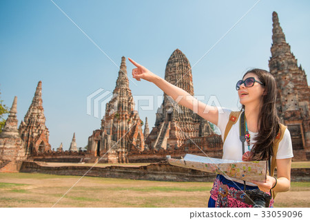 travel tourist woman holding map 33059096