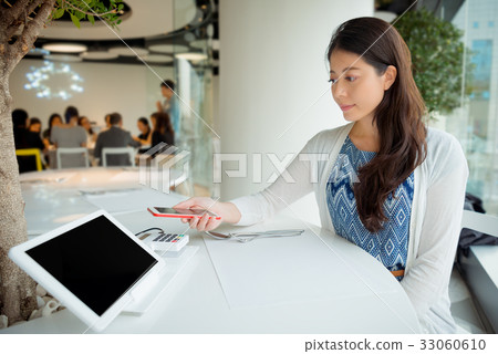 office worker using mobile phone pay her lunch 33060610