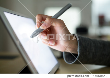 Woman drawing on tablet with pen Woman drawing on tablet with pen 33060849