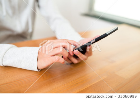 Woman using cellphone 33060989