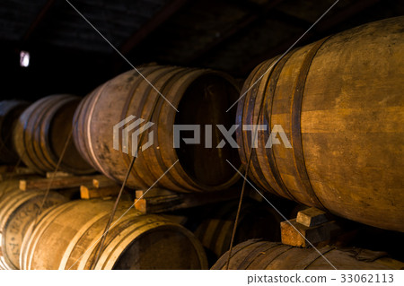 Wooden beer barrel 33062113